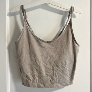 Vuori Performance Crop Tank in Oyster Heather